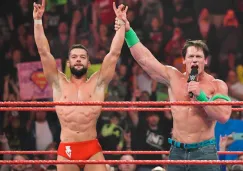 John Cena le levanta el brazo a Finn Bálor