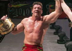 Eddie Guerrero después del ganar el campeonato de la WWE