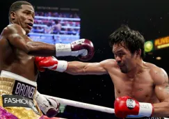 Manny Pacquiao conectándole un golpe a Adrien Broner