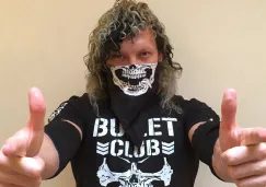 Kenny Omega posa con una camiseta del Bullet Club