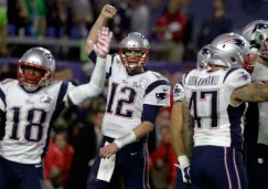 Jugadores de Patriotas de blanco durante un Super Bowl