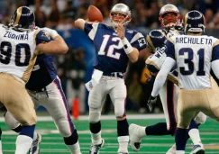 Brady lanza el ovoide durante el Super Bowl XXXVI