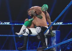 Andrade y Rey Mysterio en un esquinero del ring