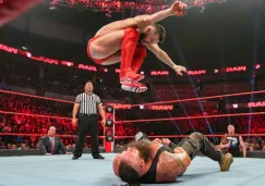 Finn Bálor aplica las estacas a Braun Strowman