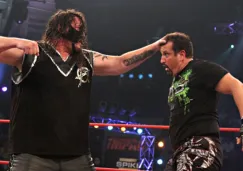 Abyss a punto de golpear a Tommy Dreamer