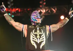 Rey Mysterio se presenta ante la afición de WWE