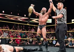 Tommaso Ciampa festeja un triunfo