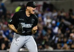 Jugador de Charros festeja en el quinto juego frente a Yaquis