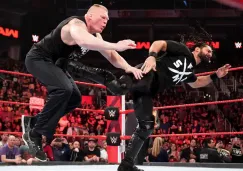 Brock Lesnar recibe una patada de Seth Rollins