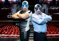 Atlantis y su Jr. posan en el ring de la Arena México