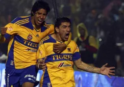 Jugadores de Tigres festejan un gol en la Final del 2011 contra Santos