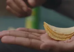 Una mano con unas papas Pringles