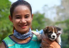 Maratonista posa con el cachorro que rescató