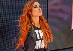 Becky Lynch hace su entrada al ring