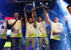 Los integrantes de OpTic Gaming, contentos tras ganar el torneo en México