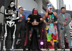 Comentaristas de TV Azteca con luchadores de Triple A 