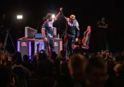 Hungrybox levanta el brazo de Axe tras la Final de Melee en Genesis 6