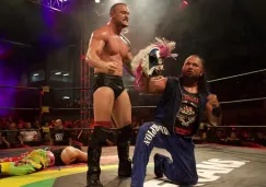 Killer Kross y Rey Escorpión posan con la máscara de Psycho Clown