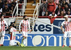 Jugadores del Necaxa celebran gol contra Chivas