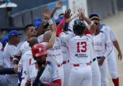 Jugadores de Panamá celebran una carrera