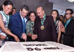 El pastel del 56 aniversario siendo partido