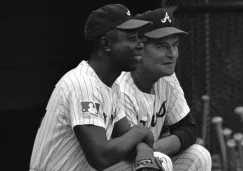 Hank Aaron y Luman Harris con el parche del 100 aniversario de la MLB