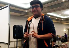 MkLeo sostiene su trofeo de campeón del Heart of Battle