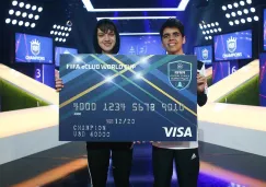 Tekkz y Nicolas sostienen su premio del Mundial de Clubes