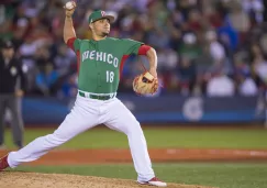 Roberto Osuna se prepara para lanzar la pelota