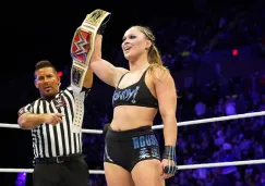 Ronda Rousey presume el campeonato Femenino de RAW