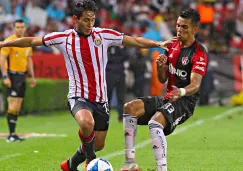 Walter Sandoval y Ulises Cardona pelean por el balón