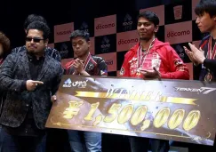 El productor de Tekken, Katsuhiro Harada, entrega el premio a Arslan Ash