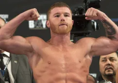 Canelo álvarez en una ceremonia de pesaje