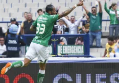 Vinicio Angulo festeja un gol con León