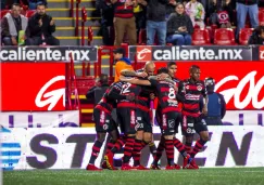 Jugadores de Xolos celebran anotación contra Atlas