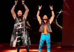 Luke Gallows y Karl Anderson hacen su entrada al ring