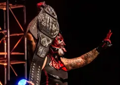 Pentagón Jr. posa con el título de Parejas de Impact Wrestling