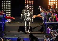 La Parka hace su entrada al ring