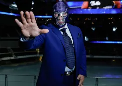 Blue Demon Jr., posa para la cámara