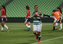 Cinthya Peraza festeja tras su gol frente a Chivas en el C2019