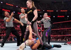 Ronda Rousey intenta aplicar un 'ambar' a Dana Brooke