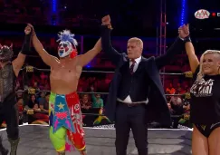 Cody Rhodes festeja con luchadores de AAA en el ring