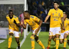 Jugadores de Tigres celebran gol frente al Querétaro