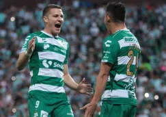 Furch y Marcelo Correa festejando un gol ante Toluca 