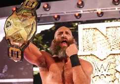 Tommaso Ciampa sostiene el campeonato de NXT