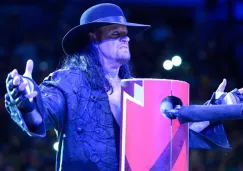 The Undertaker hace su aparición en el ring