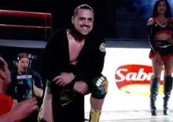 Garza Jr. hace su entrada al ring