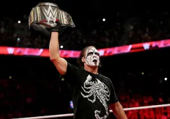 Sting posa con el campeonato de la WWE