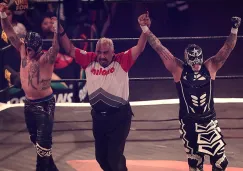 Los Lucha Brothers festejan en el ring de AAA