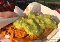 Aficionado de los Diablos Rojos 'presume' su taco de cochinita pibil